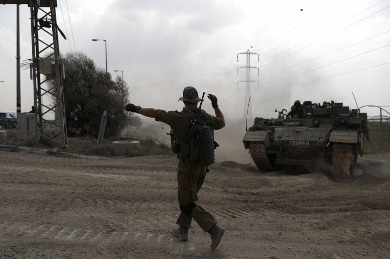 Truppe israeliane con carri armati "Merkava" si radunano in un punto di raccolta in una località non rivelata lungo il confine con Gaza