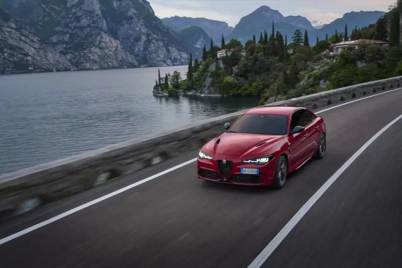 Alfa Romeo Giulia Quadrifoglio 2023: la prova su strada e in pista del restyling con 520 CV