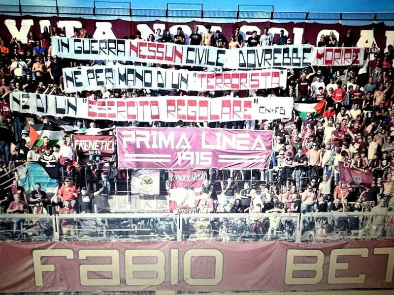 Lo striscione esposto ieri dalla curva del Livorno (Curva Nord Livorno, Facebook)