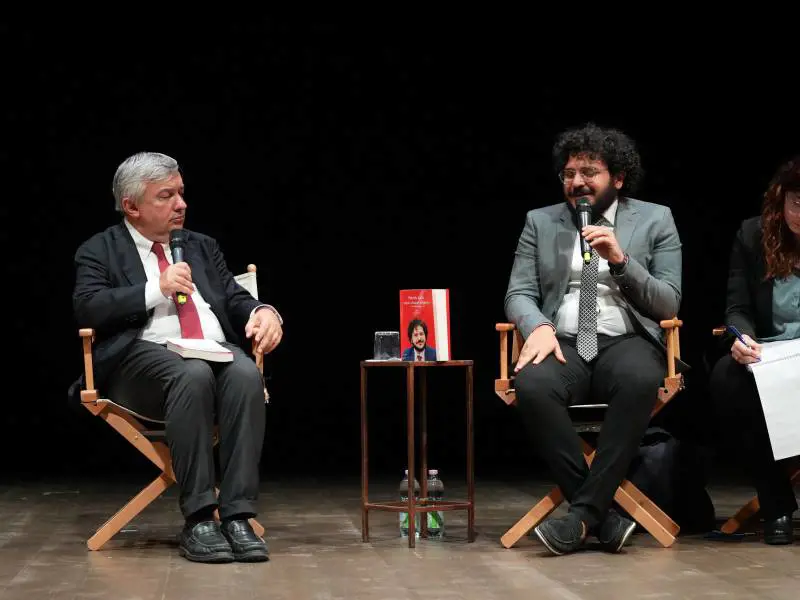 E Zaki tiene il punto: né di qua né di là. Show per il libro in un teatro mezzo vuoto