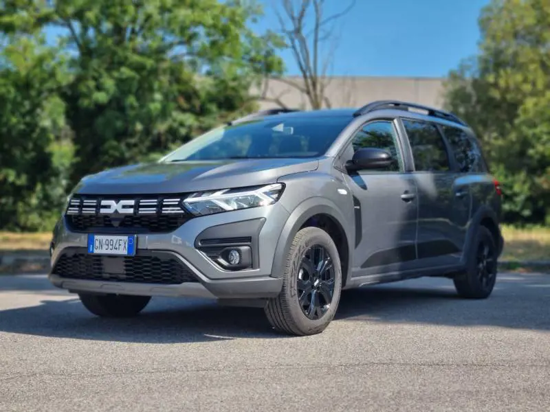 Dacia Jogger Hybrid: 7 posti, tanto spazio e consumi fino a 20 km/l, da 17.800 euro