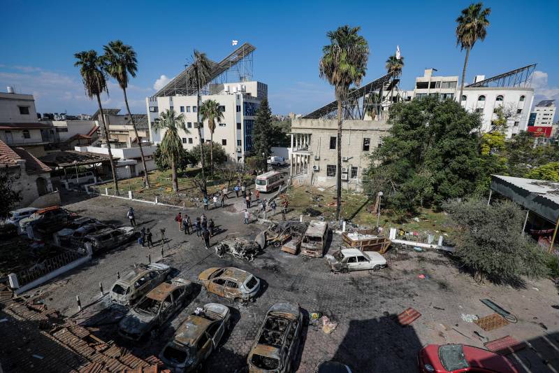 Il parcheggio vicino all'ospedale Al Ahly di Gaza dopo l'esplosione di ieri