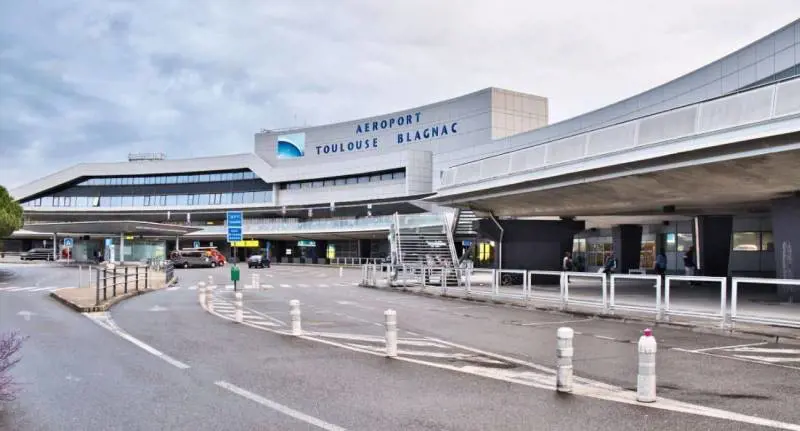 Le minacce poi l'allarme bomba: evacuati diversi aeroporti francesi