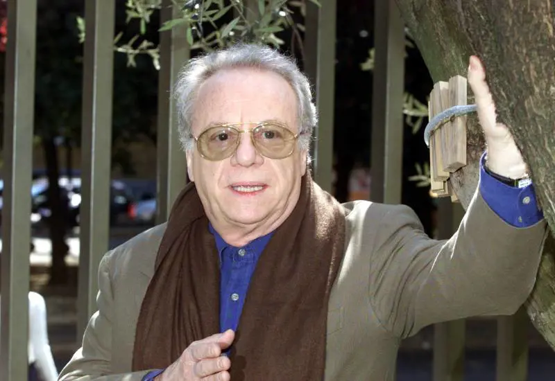 "Non sapeva che fosse falsa". Il tribunale assolve Johnny Dorelli