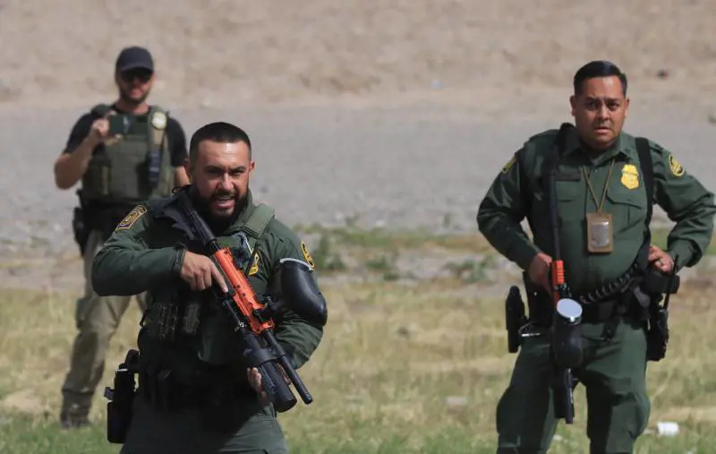 Arresti e poliziotti schierati al confine: la ricetta del Texas contro i clandestini