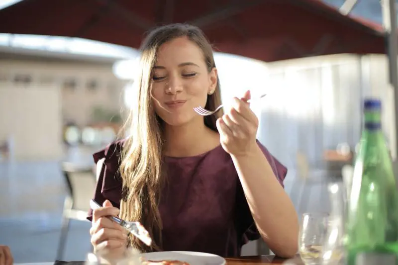 Quali cibi producono collagene: ecco cosa mangiare per una pelle più giovane