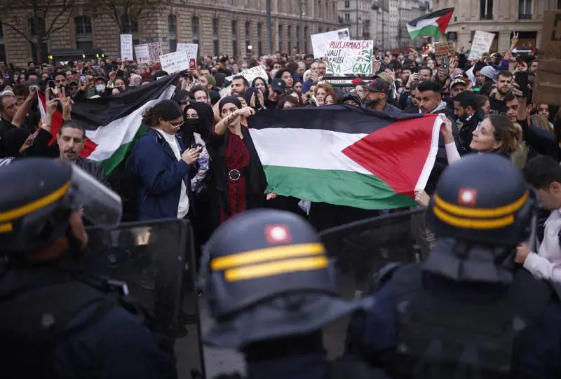 L'Ue ora apre gli occhi: "Schengen si è rotta". Sprint sulle espulsioni. Parigi, sit-in pro Hamas