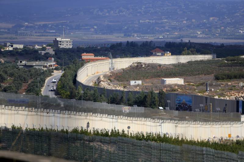 Le forze di pace delle Nazioni Unite in Libano (Unifil) pattugliano il confine libanese-israeliano a Odeissah, nel sud del Libano