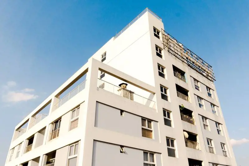 Danni in condominio: che cosa succede se l’amministratore non paga la polizza