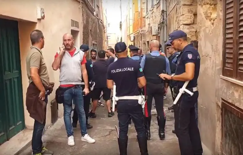 Far West nel centro di Sassari: rissa con coltelli e machete tra stranieri, poi gli spari