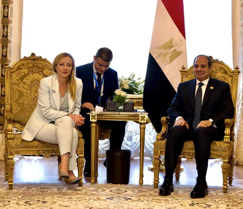 Flop del Cairo. Meloni vola da Bibi