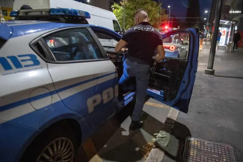 Spari e insulti contro la polizia: denunciato trapper tunisino a Milano