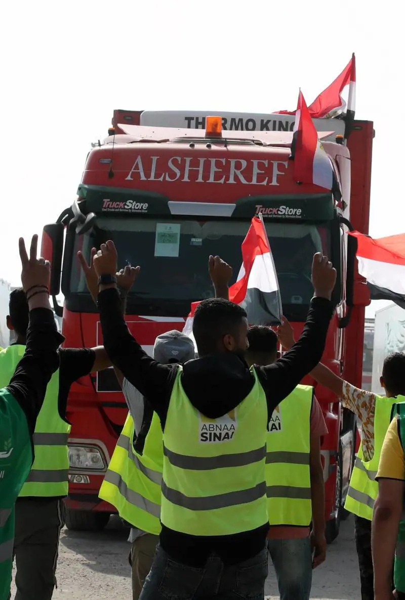 È caos al valico di Rafah. Aiuti ok ma niente gasolio. E la Striscia è nel dramma. "Ospedali al collasso, ferme anche le incubatrici"