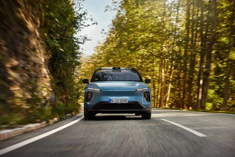 NIO EL6, il Suv elettrico che cambia la batteria in soli 5 minuti
