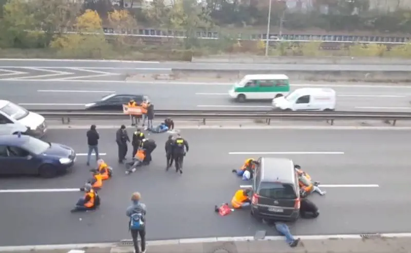 L'ennesimo blitz di Ultima Generazione: bloccate le strade a Verona e Berlino