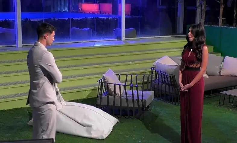 "Ha dentro il fantasma di Perla...". Al Grande Fratello il faccia a faccia tra Mirko e Greta