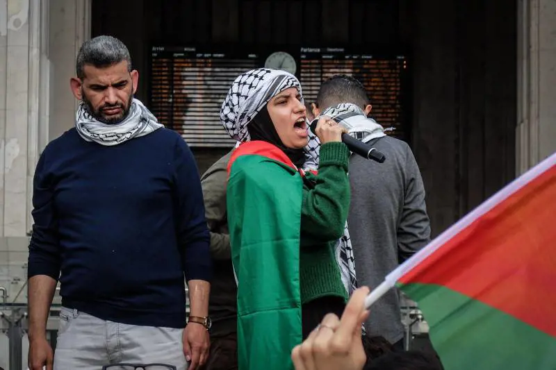 "Rivedrete Hitler all'inferno". Il cartello choc a Bologna al corteo pro-Palestina