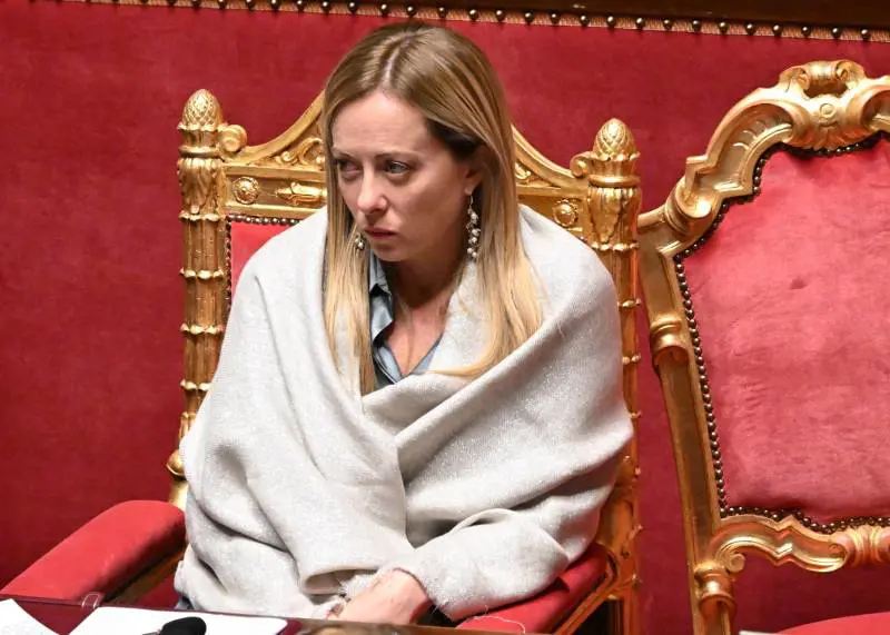 "Non è serena", "Piange": assalto maschilista