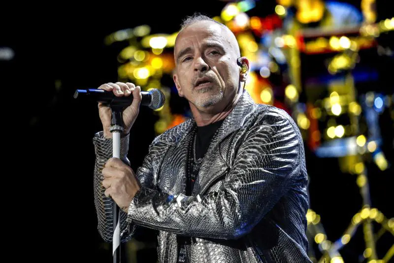 La periferia, il successo, le donne: Eros Ramazzotti compie 60 anni