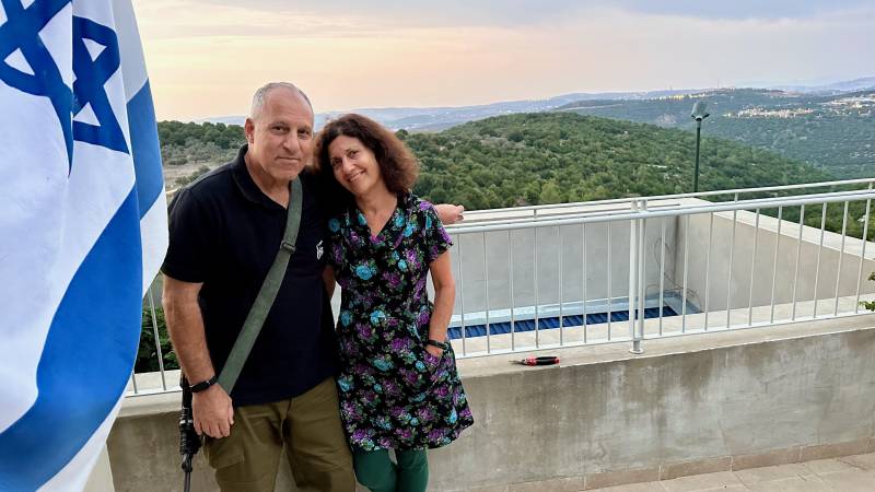 Yeuda e la moglie di origini italiane Angelica nel kibbutz Sasa con il Libano sullo sfondo