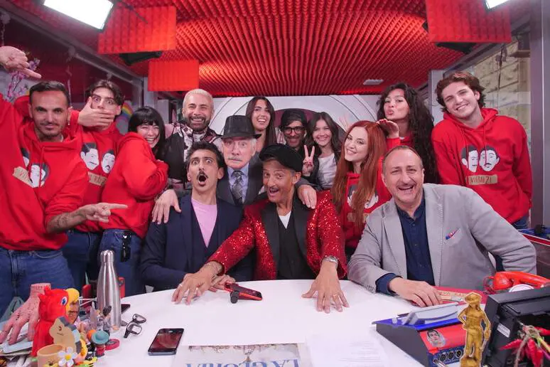 "È abusivo". Bufera su Fiorello: il dehor dove trasmette non sarebbe a norma