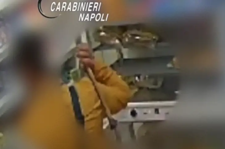 Napoli, rapina con piccone in un minimarket: la vittima è il fratello