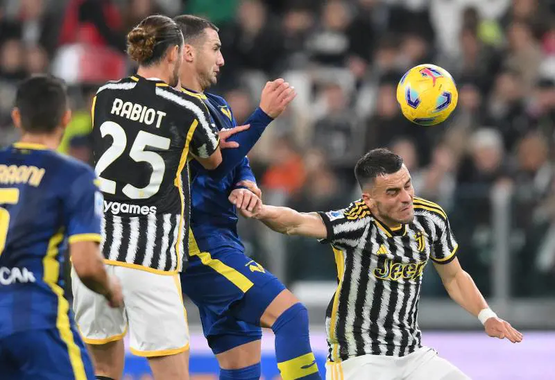 La Juventus all'ultimo respiro con il Verona. Bianconeri primi in classifica