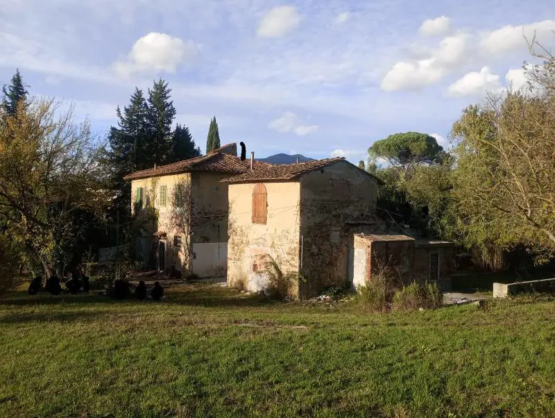 Il casolare occupato dagli anarchici