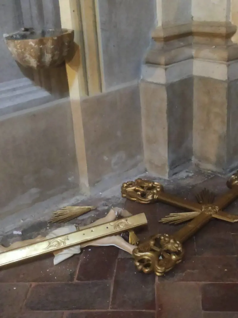 Alessandria, crocifissi spezzati in due chiese: "Atto sacrilego"