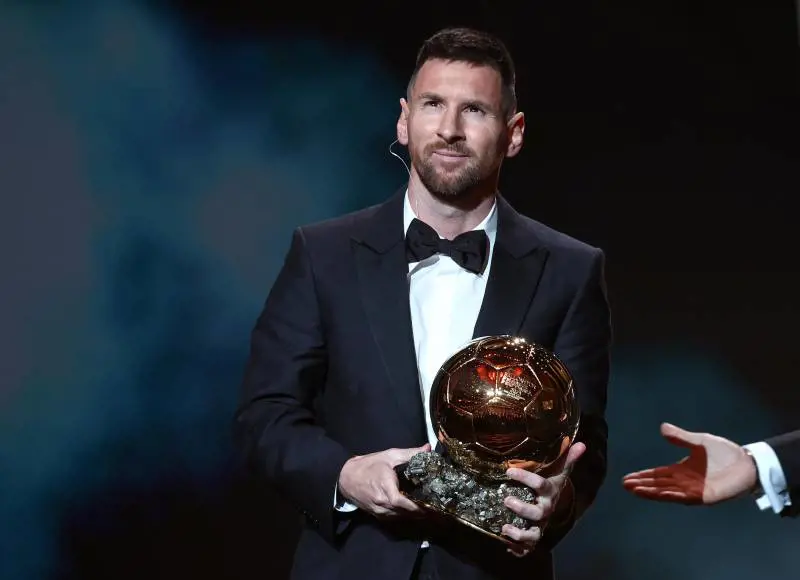 Il pallone d'oro a Leo e "radiazione da bacio" per il politically correct