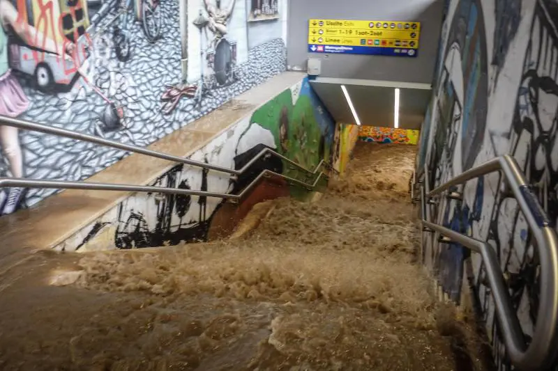 Oltre 30 mm di pioggia in un'ora: bomba d'acqua su Milano. Esonda il Seveso, M3 bloccata e quartieri allagati