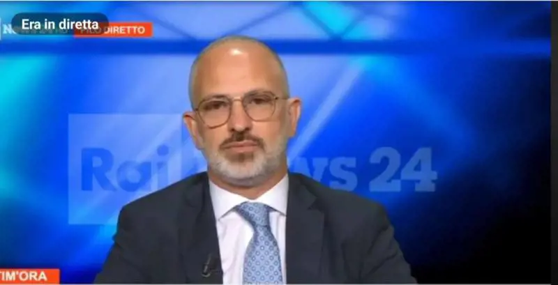 Pistola puntata in faccia, paura per il senatore M5s: "Salvato dal tesserino parlamentare"