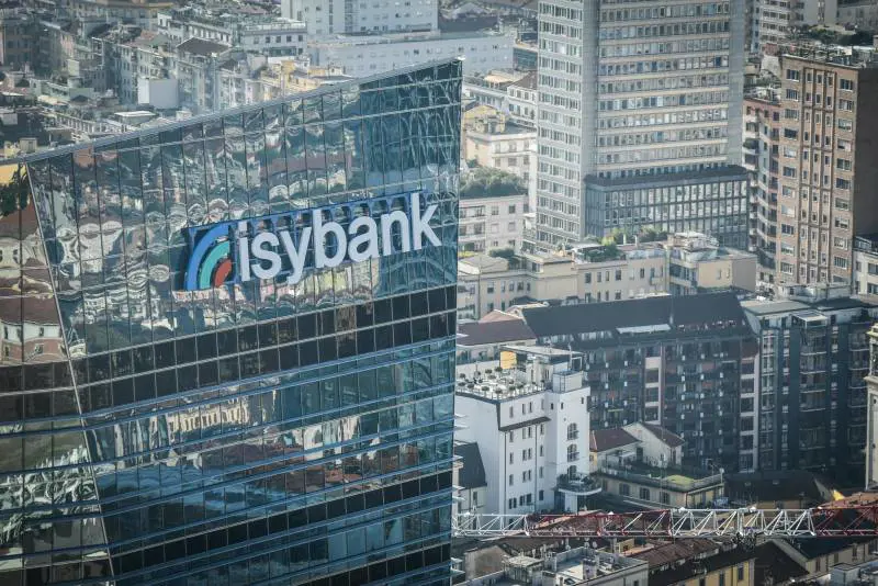 Intesa Sanpaolo, faro sulla cessione dei correntisti a Isybank: si muove l'antitrust