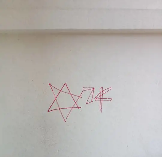 "Spregevole gesto...". Stella di David su un palazzo di Milano
