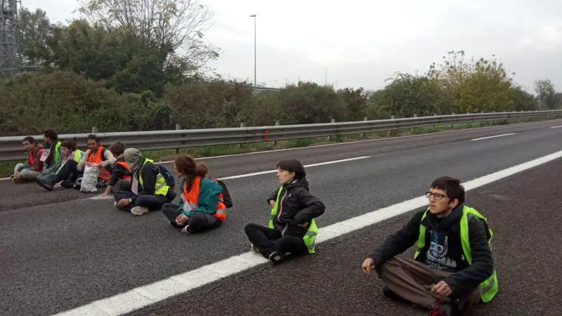 "Violenza privata aggravata": così tre eco-vandali di Ultima Generazione finiscono in manette