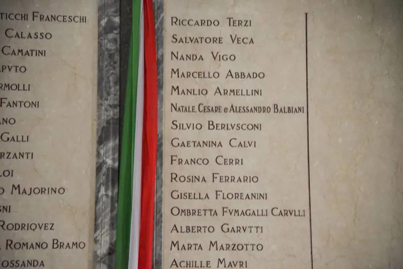 Il Cav al Famedio, grande tra i grandi