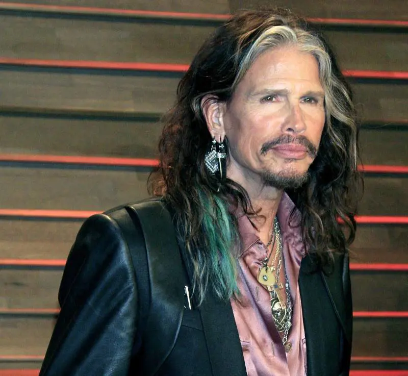 "Mi ha infilato la lingua in gola". Il cantante degli Aerosmith in tribunale