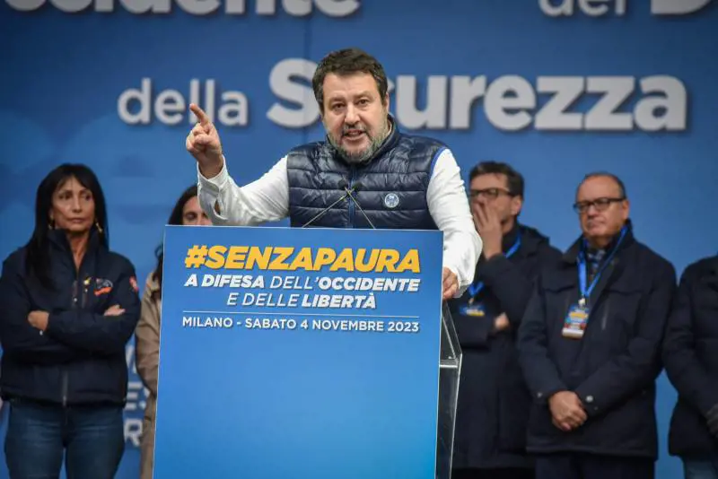 "Contro la paura e il terrorismo". Migliaia in piazza con Salvini per Israele