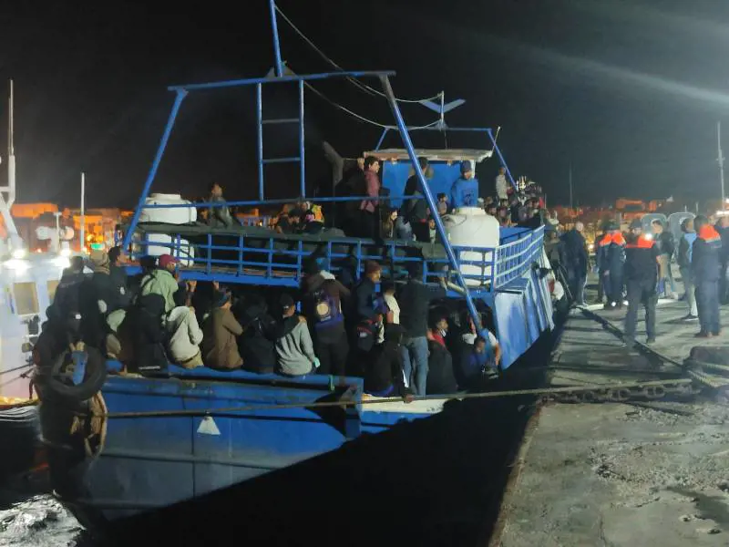 Maxi sbarco a Lampedusa: in 400 su un peschereccio