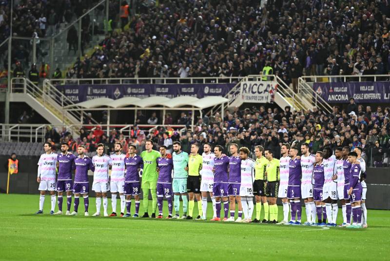 Fiorentina-Juventus abbracciati in campo