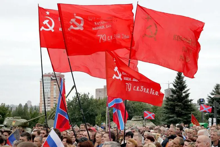 Pisa, la sinistra contro il minuto di silenzio per le vittime del comunismo: è polemica