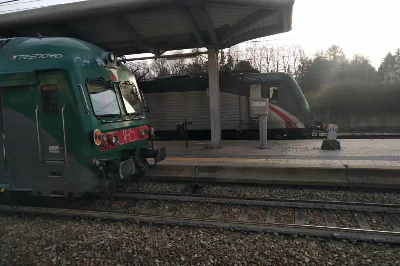 Chiede il telefono a un ipovedente, poi lo picchia. 19enne arrestato a Varese