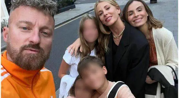 Alessia Marcuzzi e Francesco Facchinetti con la moglie del dj Wilma Faisol e i rispettivi figli (2021)