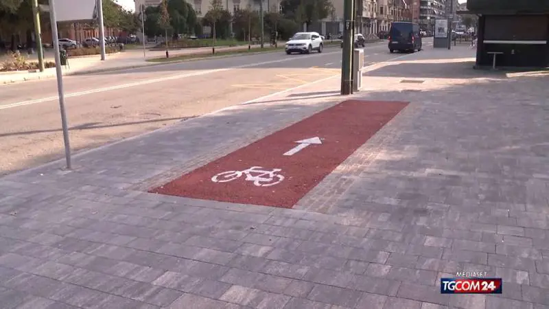 L'ultimo paradosso "green": una pista ciclabile lunga nemmeno 8 metri 
