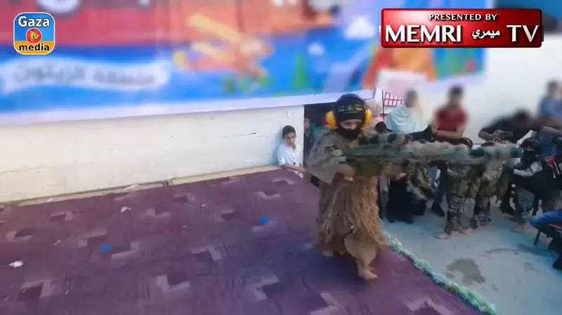 Soldati israeliani uccisi e civili in ostaggio: il video choc della recita dei bimbi di Hamas