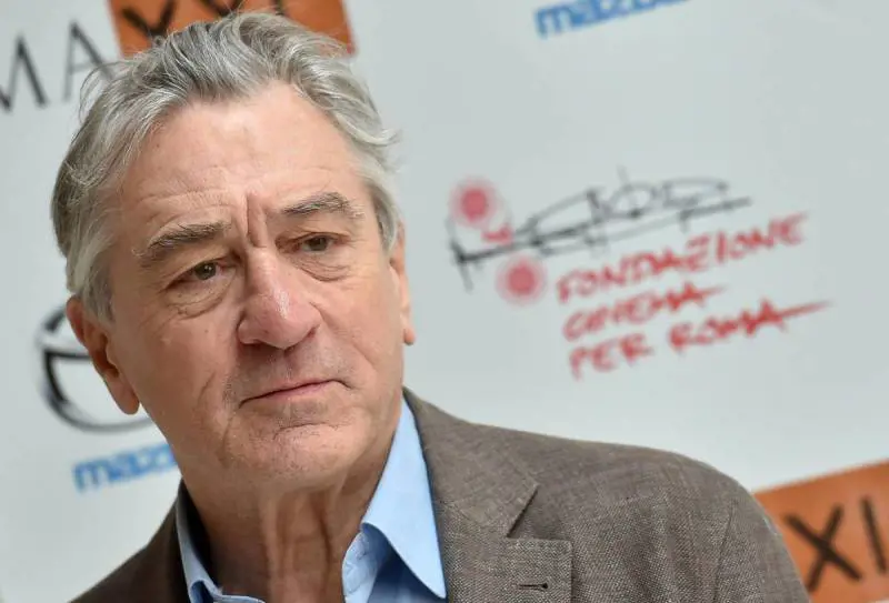 Stipendio da 300mila dollari all'ex-assistente, per la giuria è discriminazione: condannata società di Robert De Niro