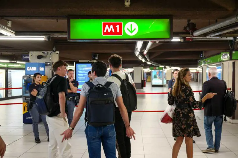 Reagisce a un furto in metrò, ladro ko
