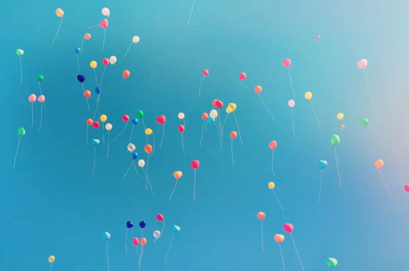 Se l'ambientalismo vieta pure i palloncini in cielo