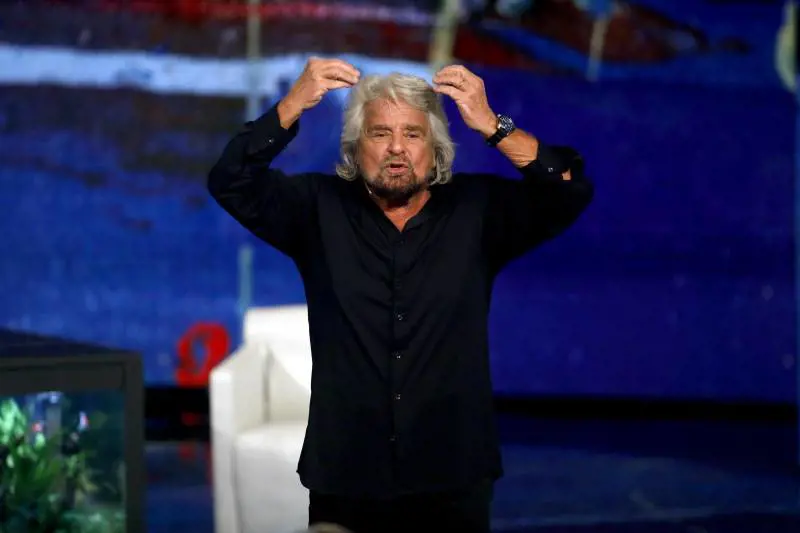 “Ha trasformato il dolore in una farsa”. La dura replica di Bongiorno a Grillo 
