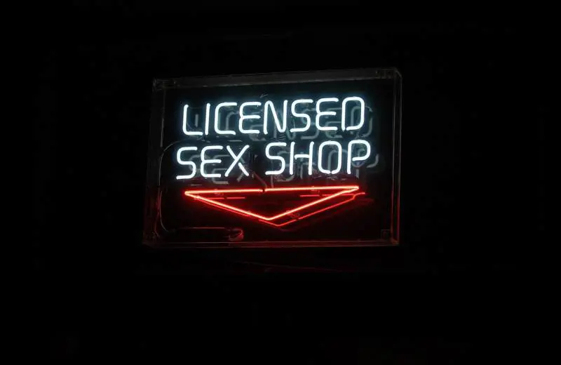 "Offendono le signore a messa". Niente sexy shop nel centro di Sorrento